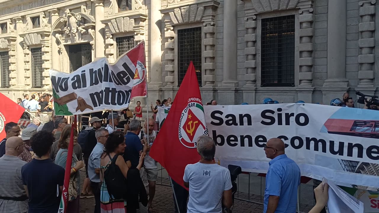 21 Luglio 2025 - Presidio a Milano davanti a Palazzo Marino per chiedere le dimissioni di Sala