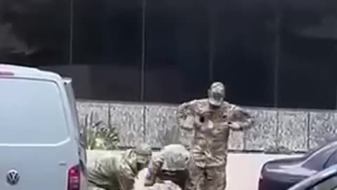Un hombre es empujado por reclutadores ucranianos hacia una furgoneta