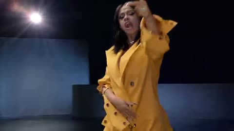 Maroon 5 - Girls Like You ft. Cardi B (Official Music Video)