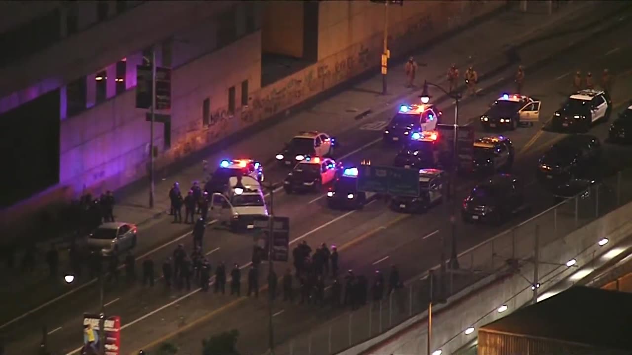 🚨Live: Feds in standoff with protesters in downtown LA.