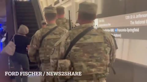 Guardia Nazionale pattugliare la stazione della metropolitana