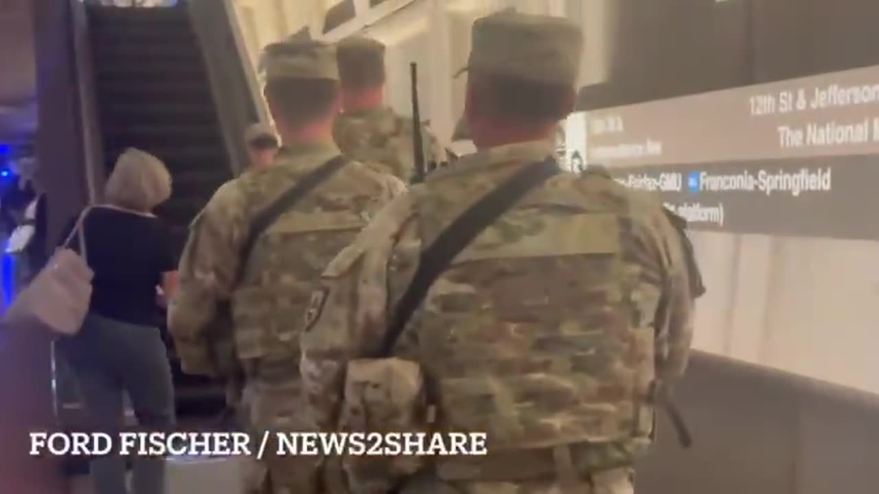 Guardia Nazionale pattugliare la stazione della metropolitana