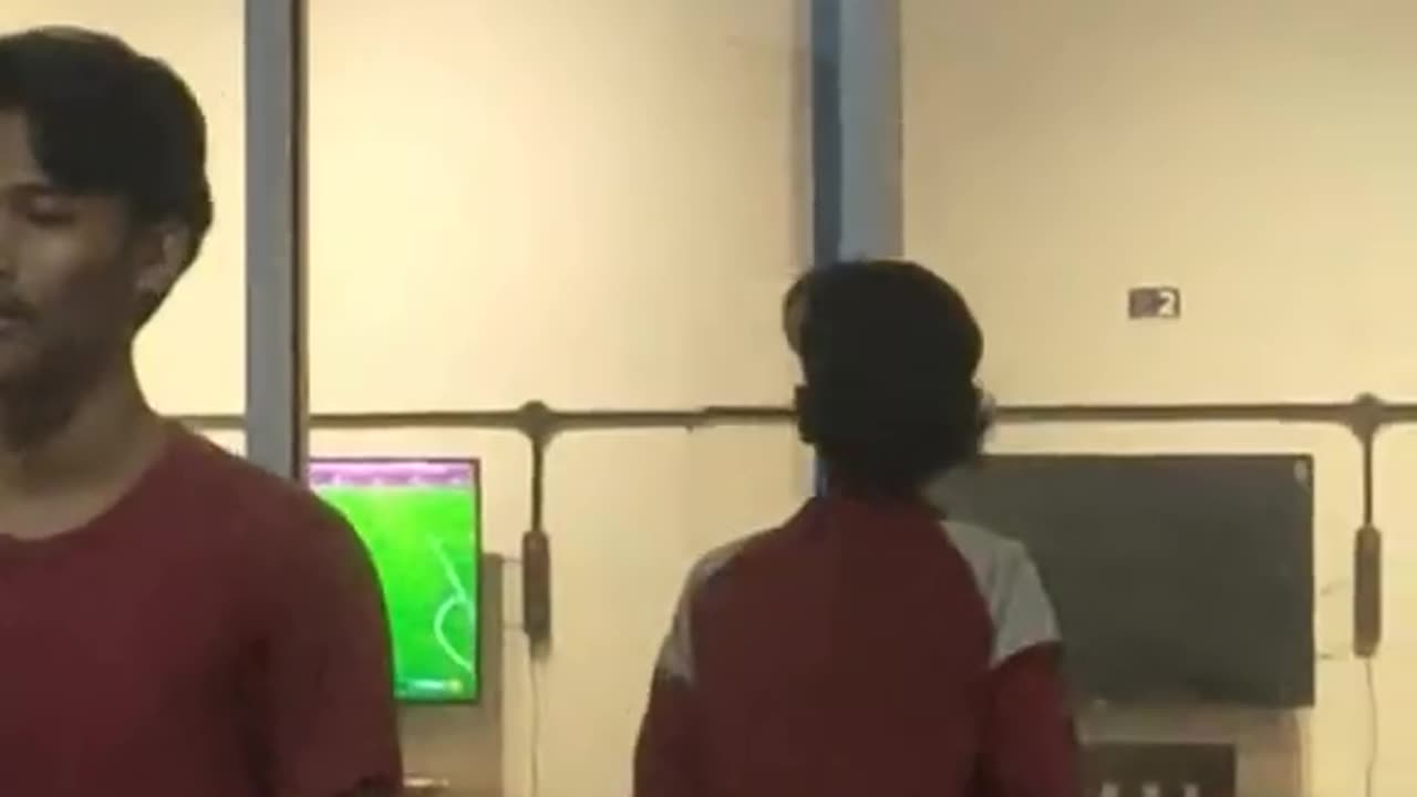 Nabrak pintu kaca