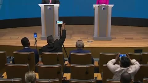 Kaja Kallas se lamenta al no hallar traductor en conferencia