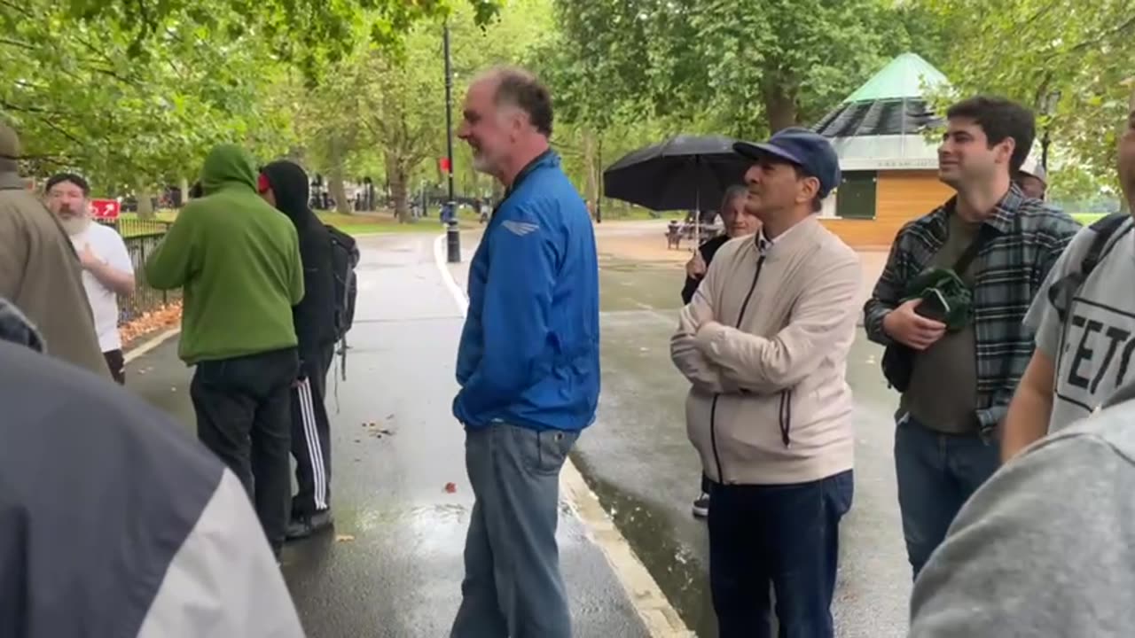 Bosnian mistakes my flag for a Serbian flag.