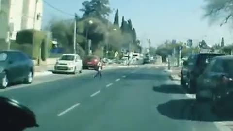 ילד כמעט נדרס ביישוב אזור