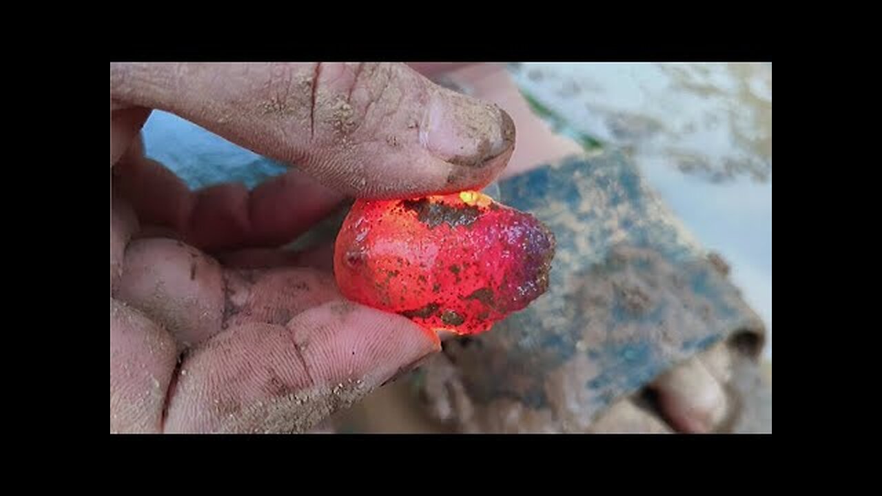 What gem is this? The gems were discovered while farming. Agate, crystal, sea glass