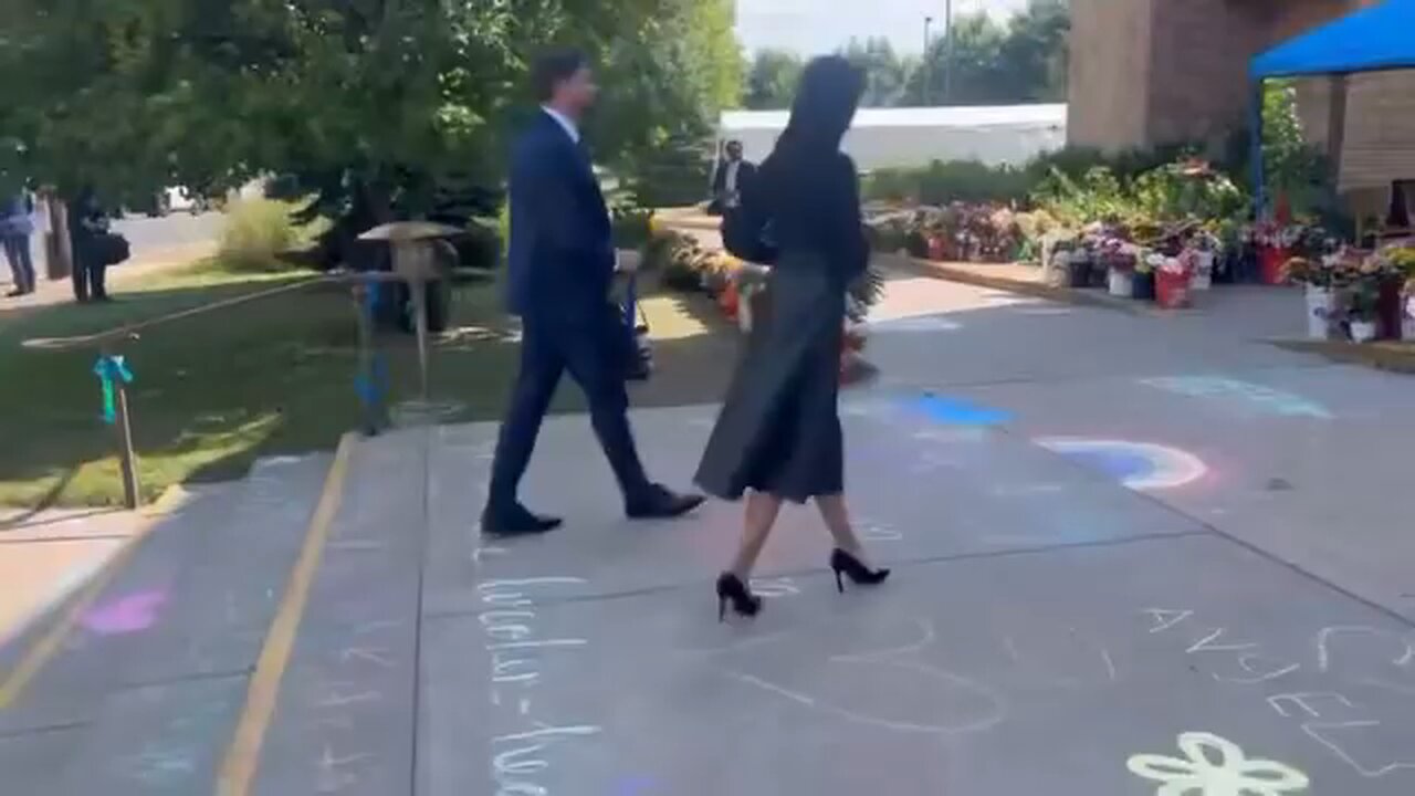 🇺🇸⚖️🇺🇸🗽🇺🇸🔒🇺🇸 JD Vance and Usha Vance have arrived at Annunciation Catholic Church.