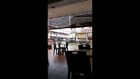 tengah kerja kedai kopi