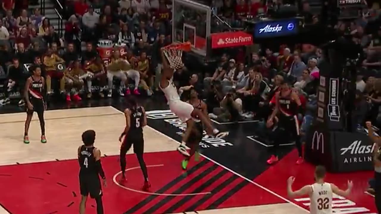 NBA - EVAN MOBLEY SHOWING OFF THE STRENGTH 😤💪