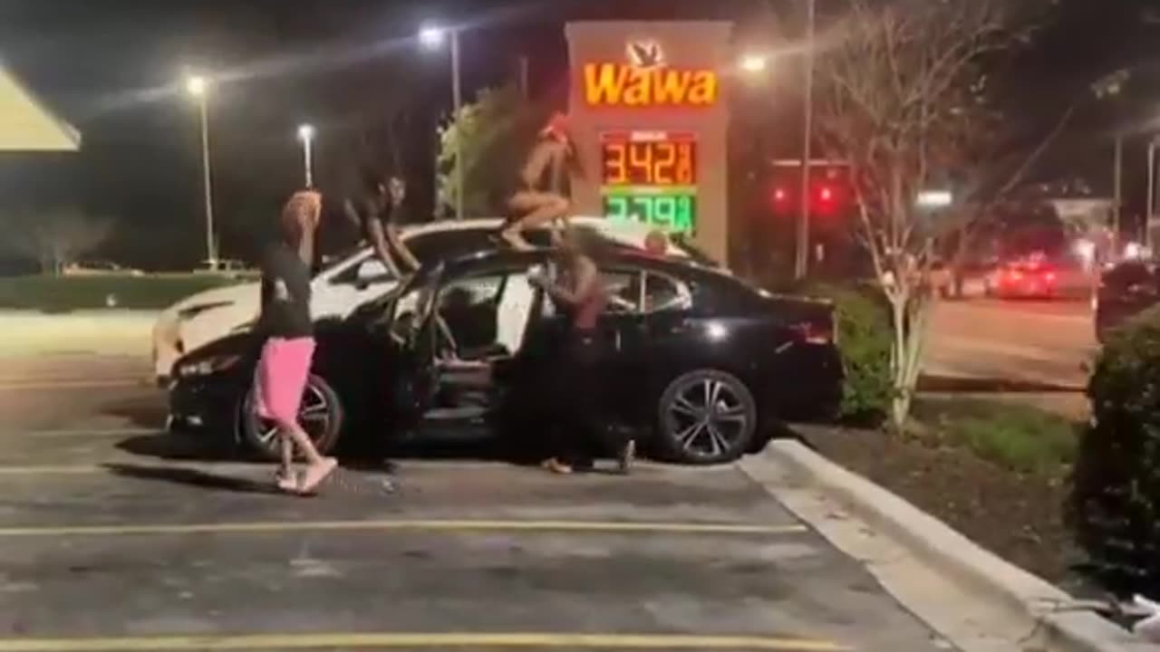 negros destroying a car twerking