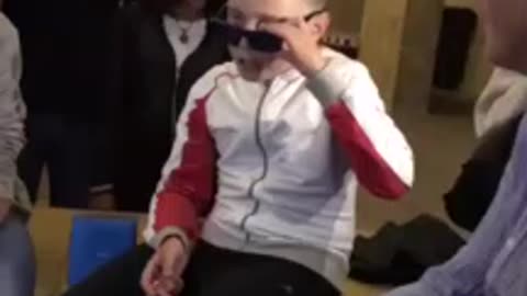 Un ado fait un rap freestyle