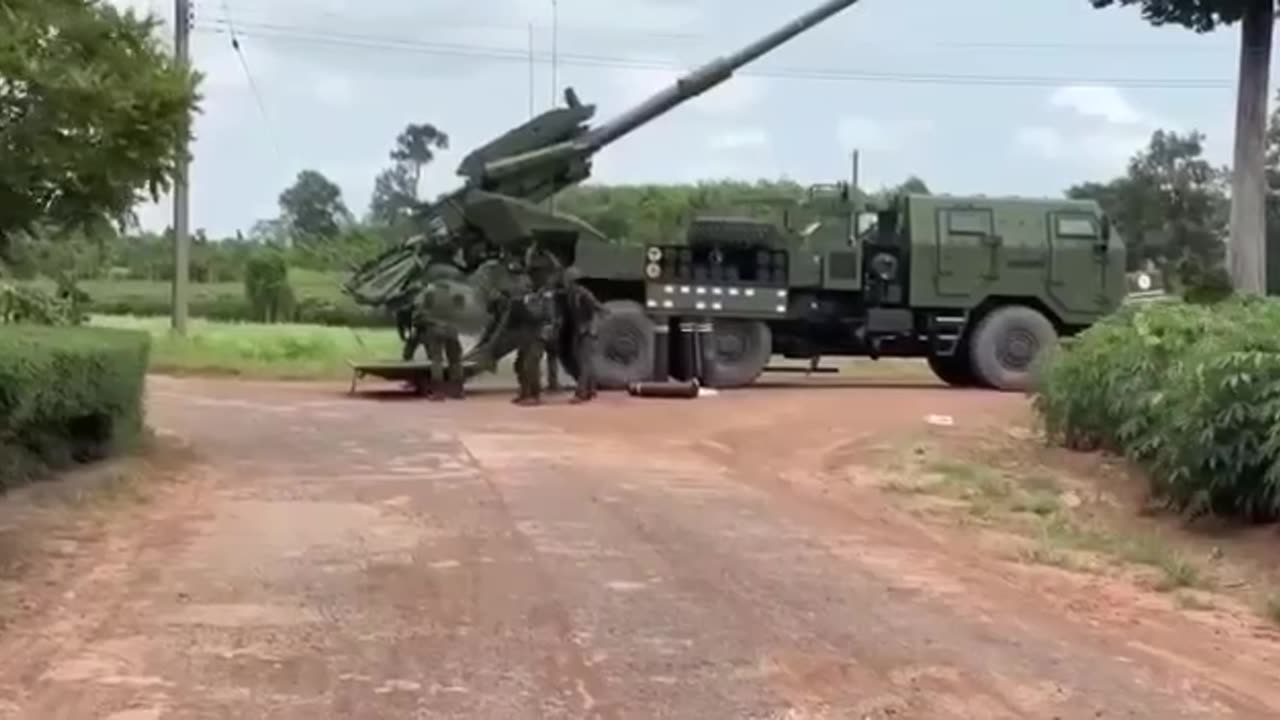 Thai military heavy artillery fires across the border into Cambodia
