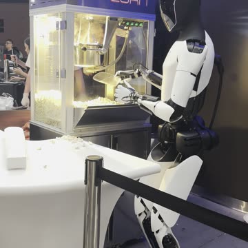 Tesla Diner - Optimus robot serves popcorn at Tesla's new diner