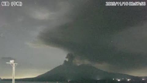 Momentet e shpërthimit të vullkanit Sakurajima, anulohen fluturimet në Japoni për shkak të hirit