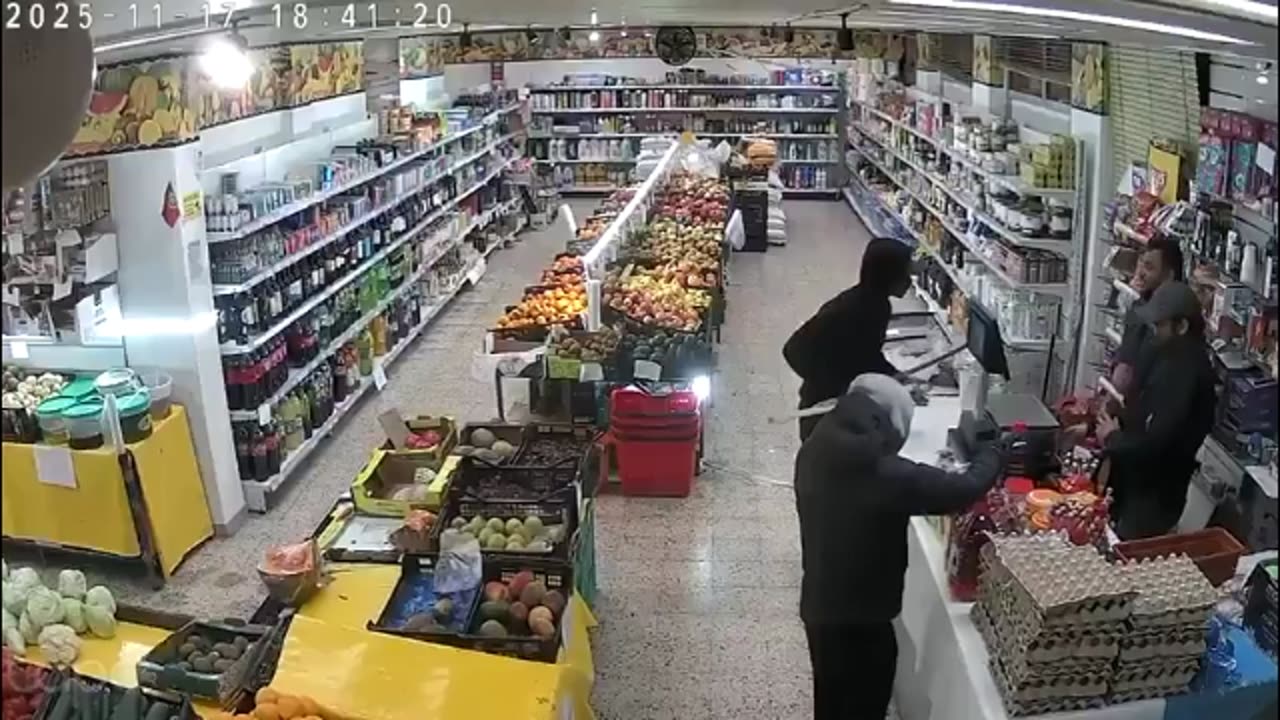 Afro-samurai assalta uma loja com uma arma branca e ameaça dois indostânicos. ACORDA PORTUGAL