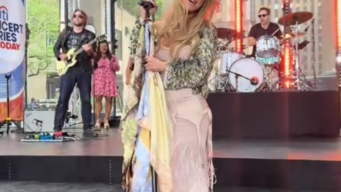 Jessica Simpson - These Boots Are Made for Walkin' - Live