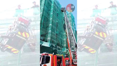 Los Bomberos evacuan a una persona en La Marina con una larga escala