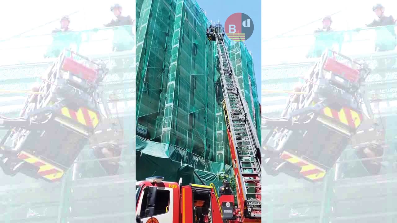Los Bomberos evacuan a una persona en La Marina con una larga escala