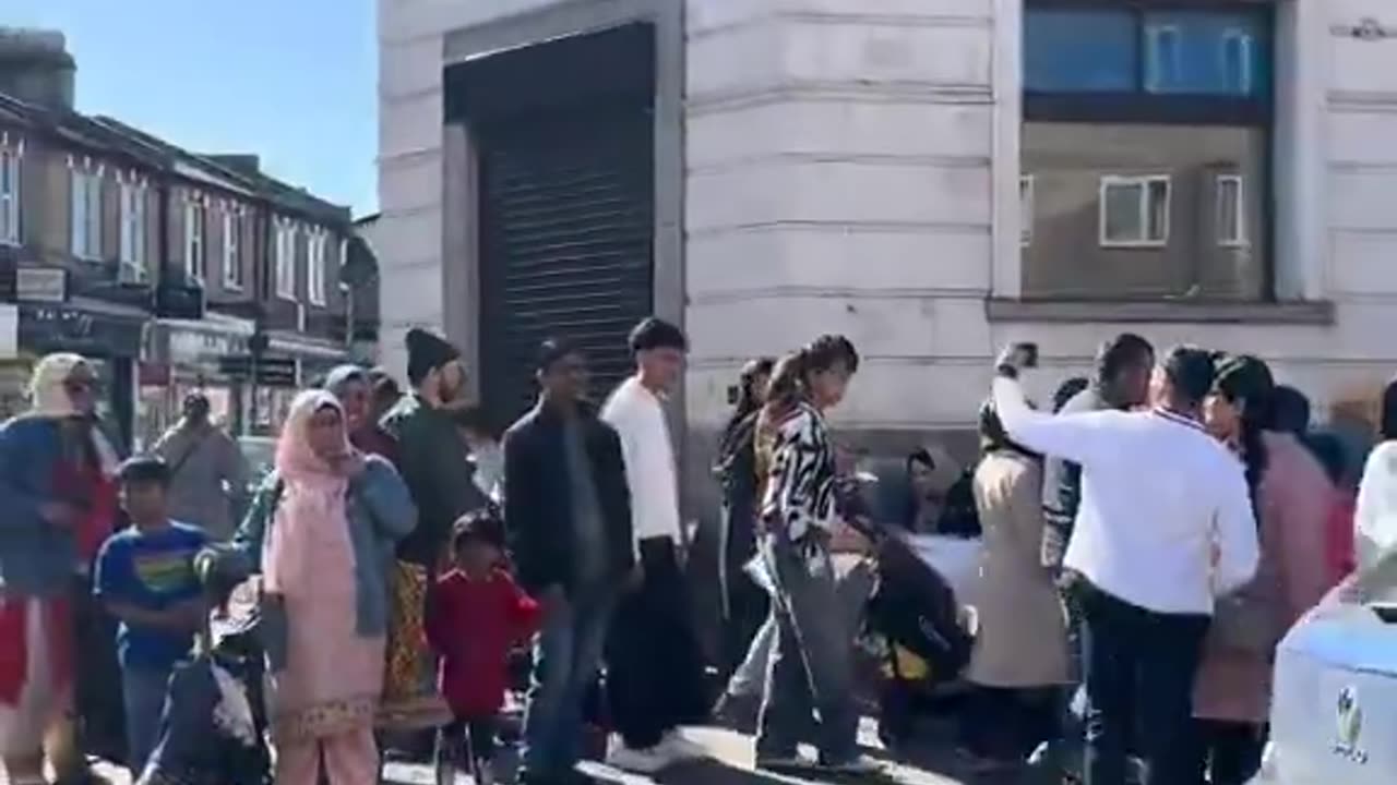 It looks like any other Pakistani city, but it is Sadiq Khan's London. True apocalypse.