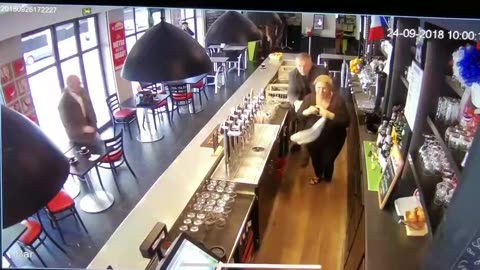 Un cheval s’arrête dans un bar dans l’Oise