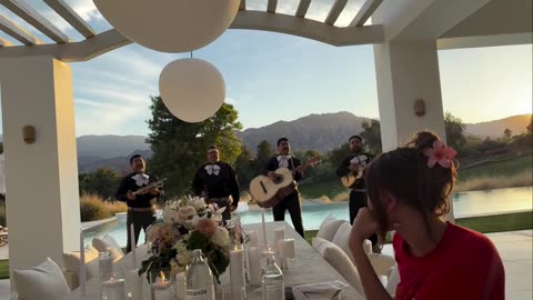 #JustinBieber Sorprendió a su pareja #HaileyBieber El Día de las Madres con #mariachi"