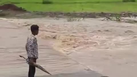 "बाइक समेत बह गया शख्स, देखिए दिल दहला देने वाला मंजर"