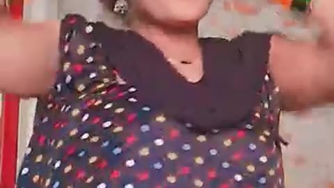 Gori Hai Kalaiyan tu la de mujhe hari mirch
