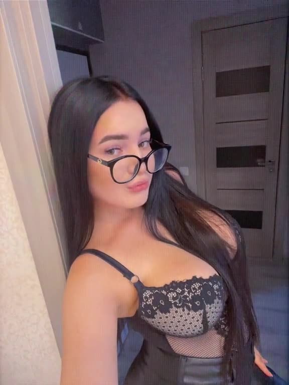 look at her eyes😍🤗