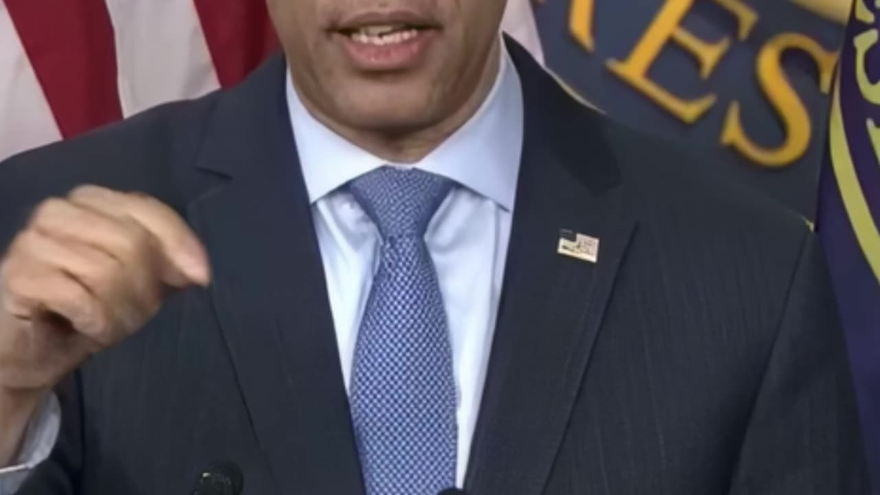 Hakeem Jeffries Slams Trump Admin, Demands Probe Into Yemen Signal Chat
