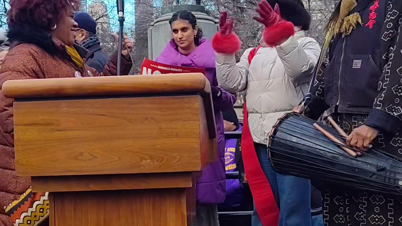 People in NYC support migrants in Minnesota.