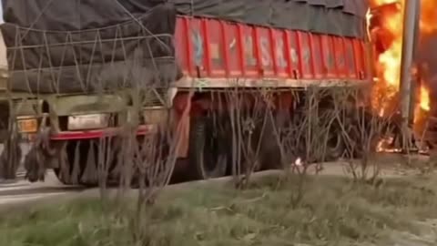 हाईवे पर दो साधनों से टकराने से ट्रक में लगी भीषण आग