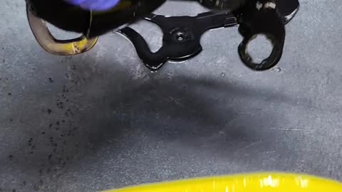 How to disassemble and clean a bicycle rear derailleur