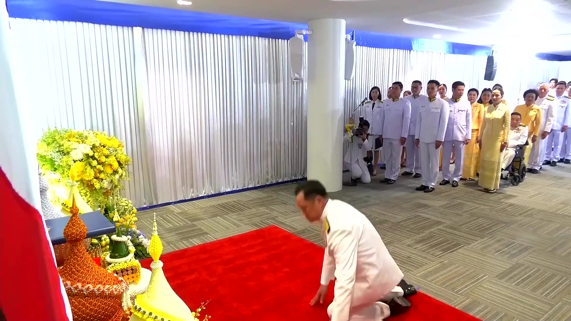 Thai PM dissolves parliament, moves toward early elections