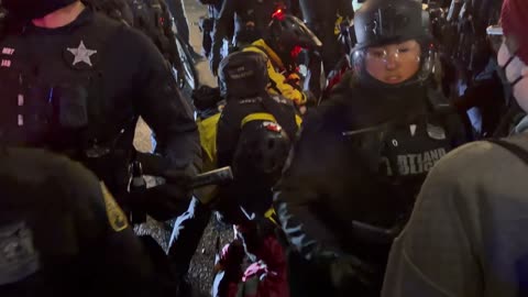 🚨BREAKING: Những kẻ bạo loạn chống ICE đang bênh vực thành viên băng đảng Tren de Aragua bị bắn...