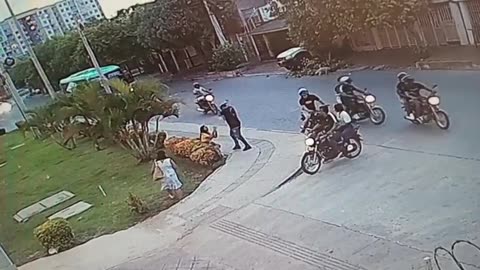 Escuadrones del terror en Barranquilla: once delincuentes en motos atracan a una mujer