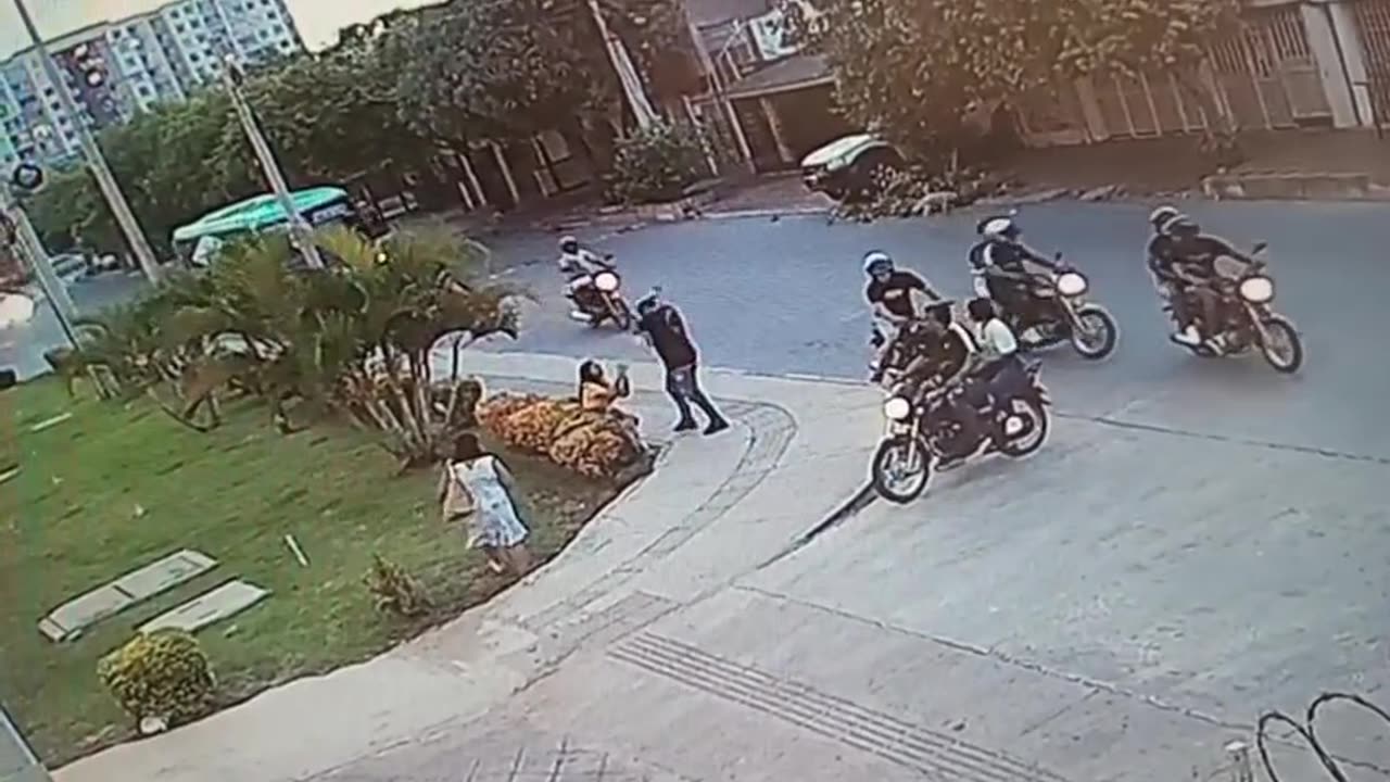 Escuadrones del terror en Barranquilla: once delincuentes en motos atracan a una mujer