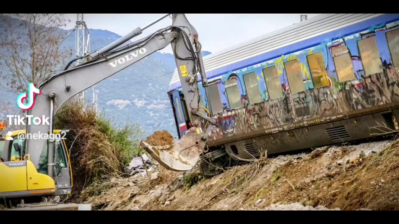 Φαγάνα σκάβει σε μεγάλο βάθος όλη τη νύχτα για να εξαφανίσει το χώμα