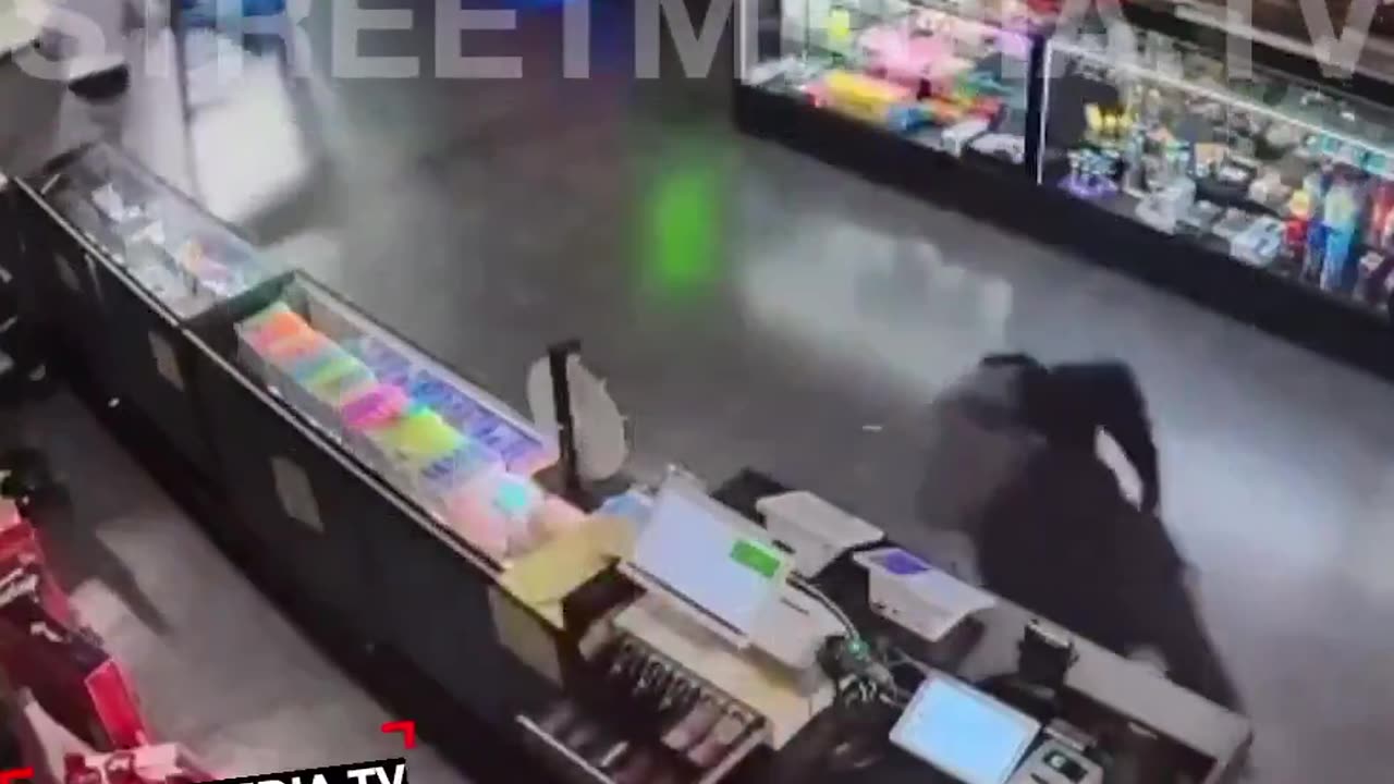 Tries to robb a store with crowbar gets meet with gun