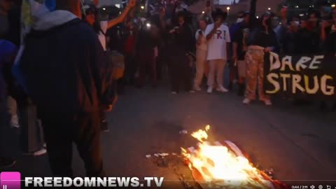 Người biểu tình khạc nhổ và ĐỐT Cờ Mỹ hô vang "F Trump" ở Los Angeles khi cuộc đối đầu với ICE