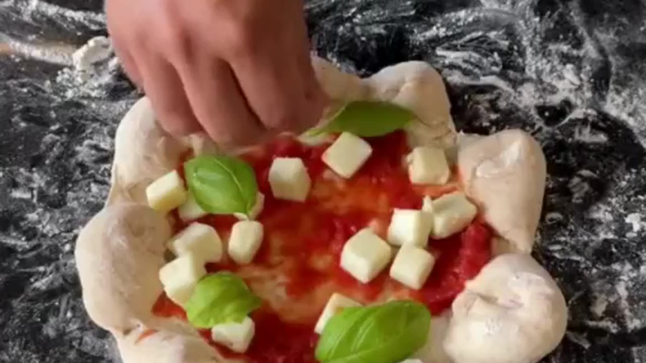 Not a fan of pizza crusts? This chef’s got you covered with cheese-filled crusts!🍕🧀Would you try it?