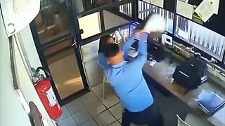 Hombre ataca a compañera de trabajo con un casco en Brasil