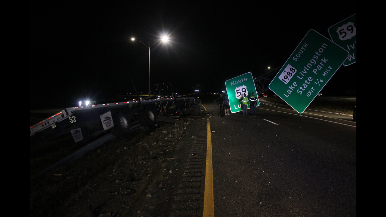 18 WHEELER TAKES OUT HUGE ROAD SIGNS ON 59, LIVINGSTON TEXAS, 11/23/25...