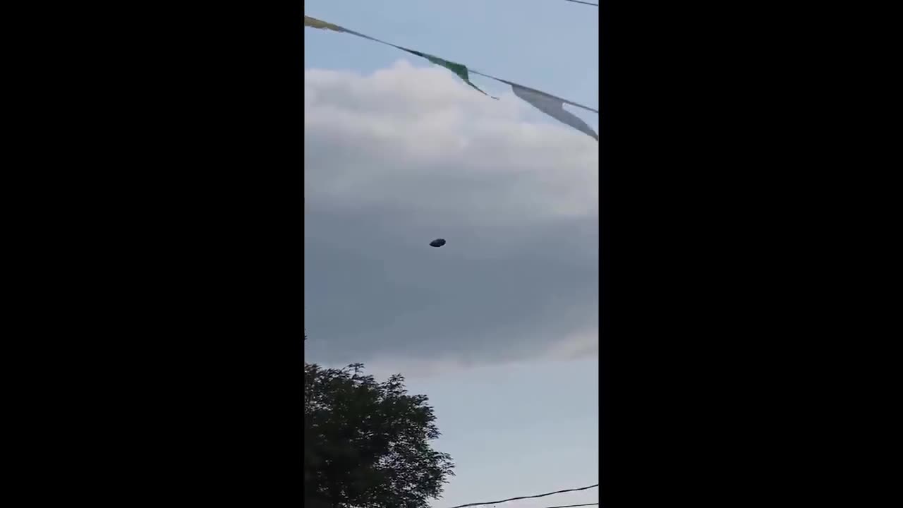 SOMETHING STRANGE IS HAPPENING OVER OUR PLANET! MASSIVE UFO!!!