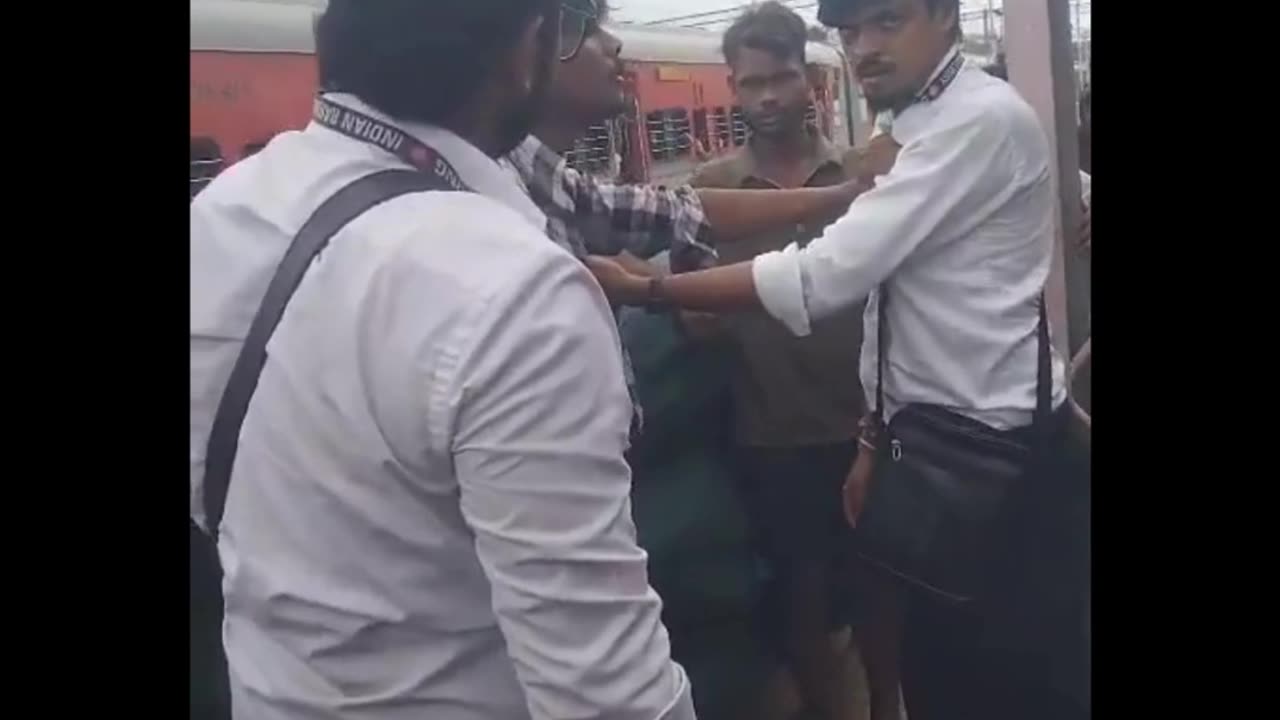 Kanpur Station Chaos: TTE Beats Passenger, Gets Thrashed in Return—Video Goes Viral!