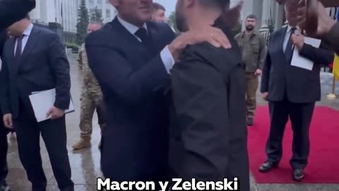 Macron y Zelenski se abrazan bajo la lluvia en Kiev