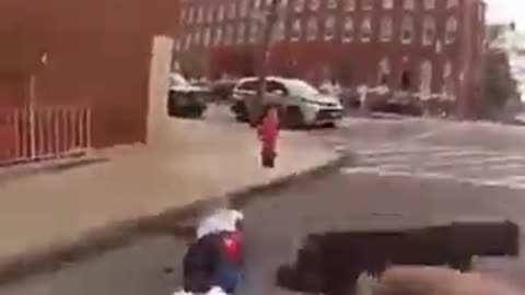 Police officer intervenes to save a woman