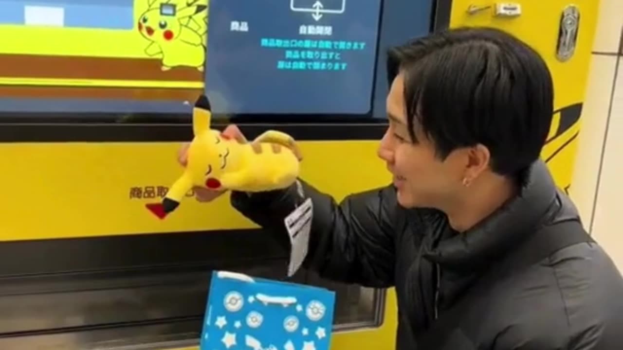 ⚡ Pokémon Vending Machine Takes Over Ikebukuro Station! 🏬✨