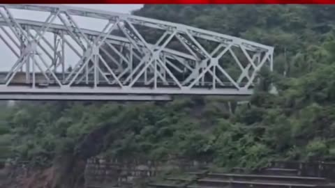 "पुल के नीचे पानी, ऊपर से गुजरती ट्रेन... और गिरती रही दीवार!"