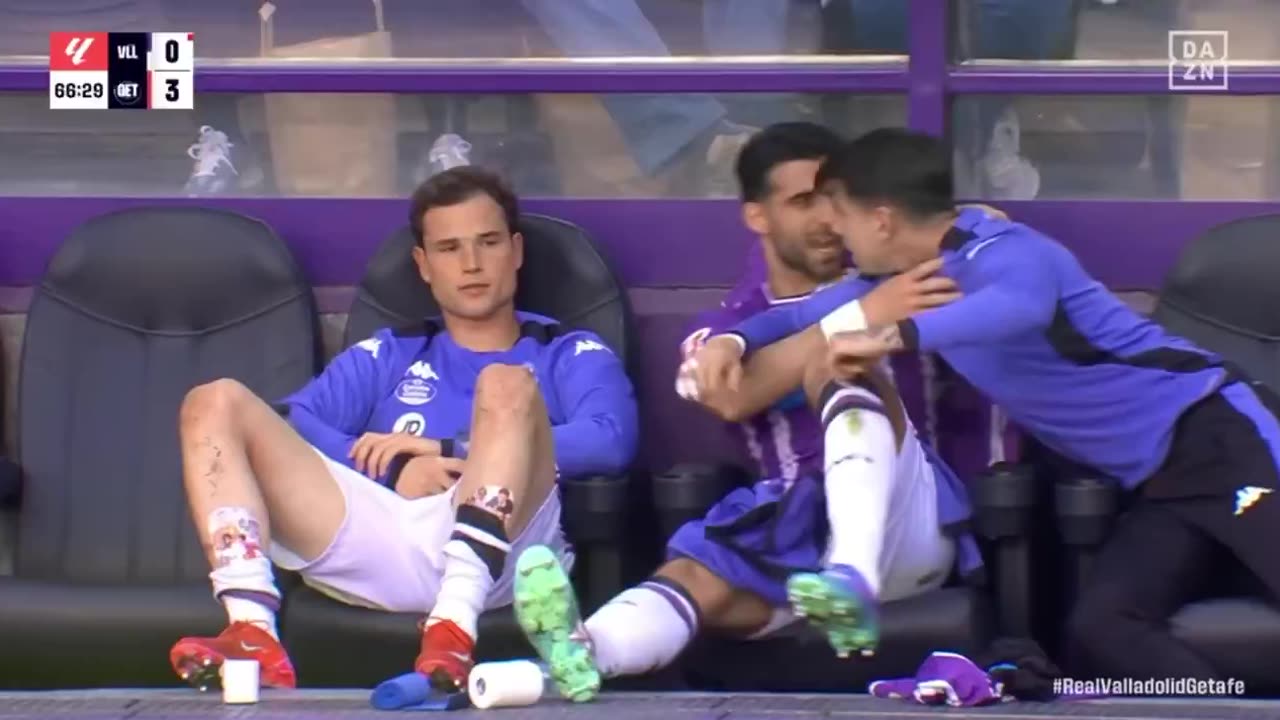 Jugador agrede a su compañero en el banquillo